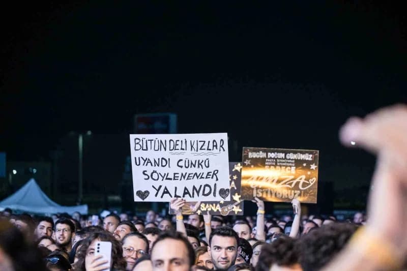 Türk rock müziğinin güçlü sesi Şebnem Ferah, yeniden başladığı konser serisi kapsamında Antalya'da sahne aldı