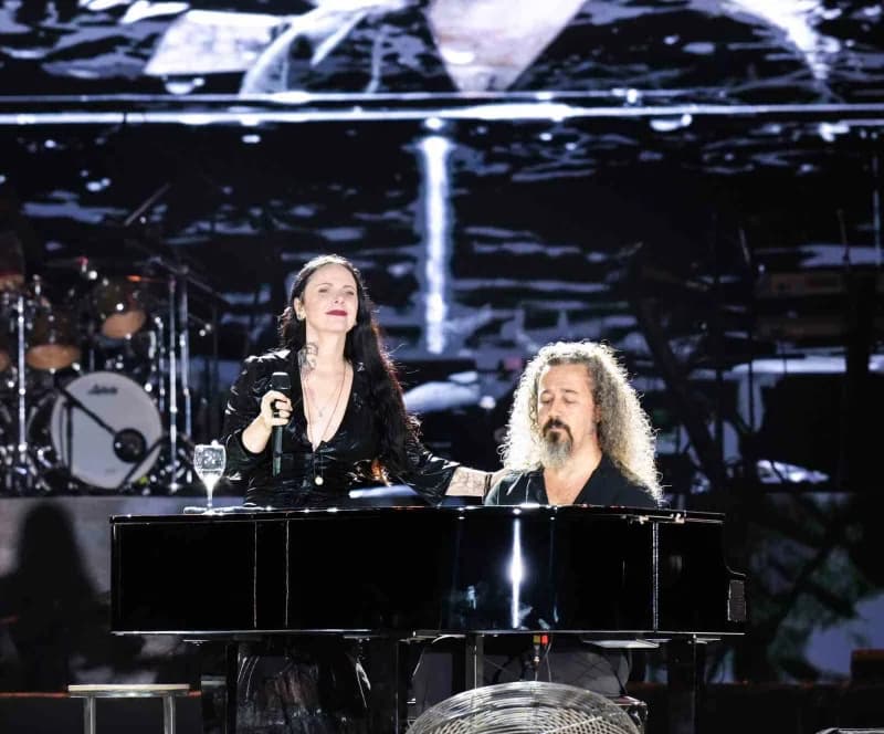 Türk rock müziğinin güçlü sesi Şebnem Ferah, yeniden başladığı konser serisi kapsamında Antalya'da sahne aldı