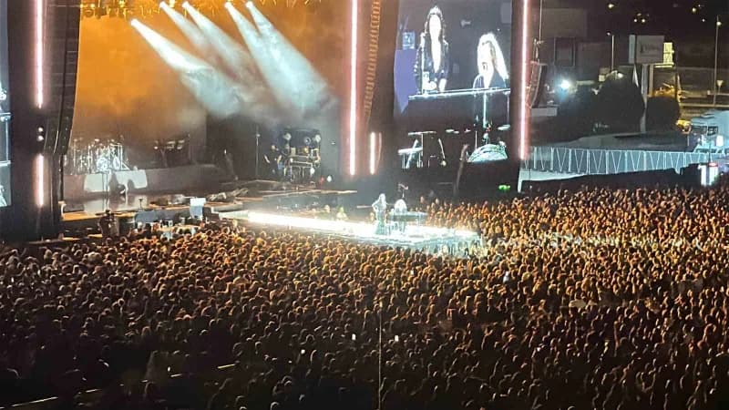 Türk rock müziğinin güçlü sesi Şebnem Ferah, yeniden başladığı konser serisi kapsamında Antalya'da sahne aldı