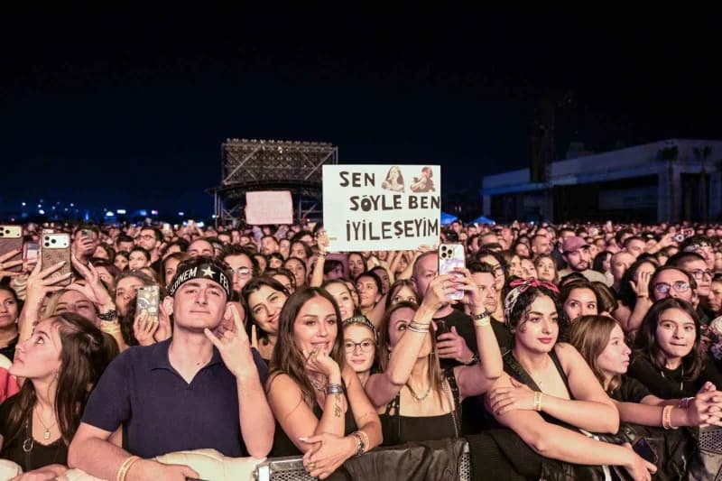 Türk rock müziğinin güçlü sesi Şebnem Ferah, yeniden başladığı konser serisi kapsamında Antalya'da sahne aldı