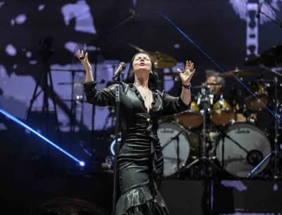 Şebnem Ferah Antalya ANFAŞ Uluslararası Fuar ve Kongre Merkezi’nde sahnede konser verirken