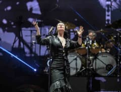 Şebnem Ferah Antalya ANFAŞ Uluslararası Fuar ve Kongre Merkezi’nde sahnede konser verirken