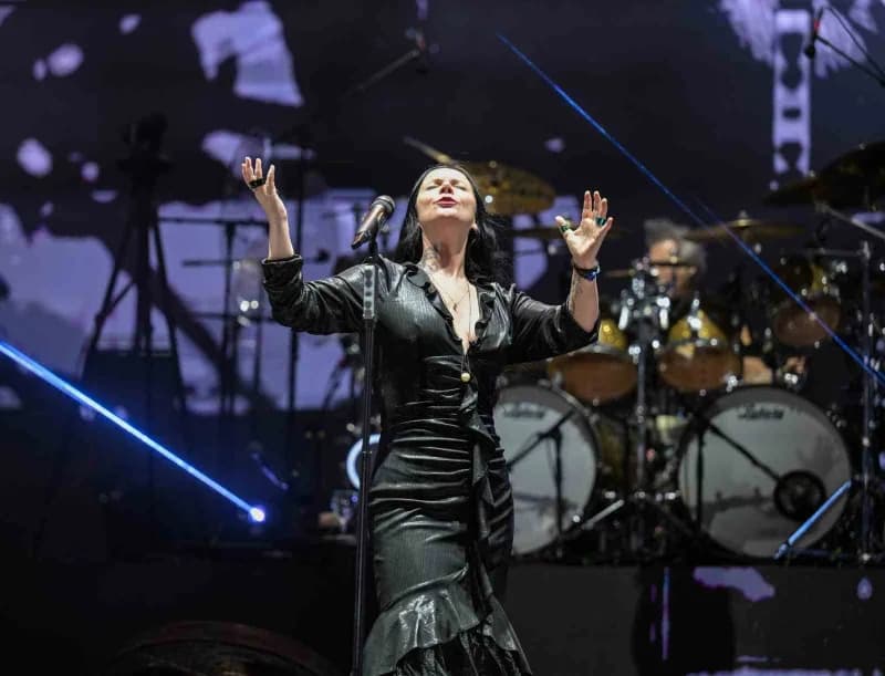 Şebnem Ferah Antalya ANFAŞ Uluslararası Fuar ve Kongre Merkezi’nde sahnede konser verirken