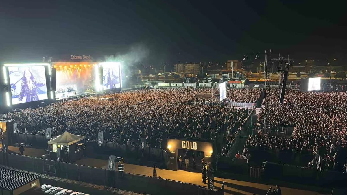 Türk rock müziğinin güçlü sesi Şebnem Ferah, yeniden başladığı konser serisi kapsamında Antalya'da sahne aldı