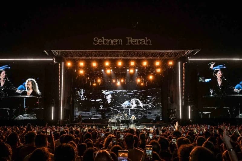 Türk rock müziğinin güçlü sesi Şebnem Ferah, yeniden başladığı konser serisi kapsamında Antalya'da sahne aldı