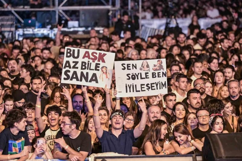 Türk rock müziğinin güçlü sesi Şebnem Ferah, yeniden başladığı konser serisi kapsamında Antalya'da sahne aldı