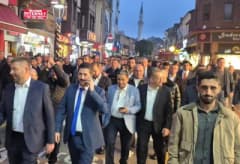 Seçim zaferini yaklaşık 800 metre yol yürüyerek kutladılar