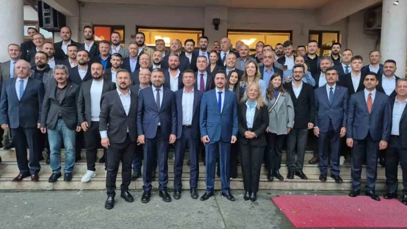 Seçim sonuçlarının belli olmaya başlamasının ardından ise kazanan adaylar, oyların kullanıldığı Cumhuriyet Ortaokulu'nun