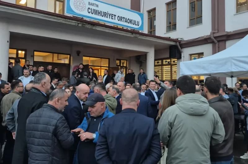 Seçim sonuçlarının belli olmaya başlamasının ardından ise kazanan adaylar, oyların kullanıldığı Cumhuriyet Ortaokulu'nun