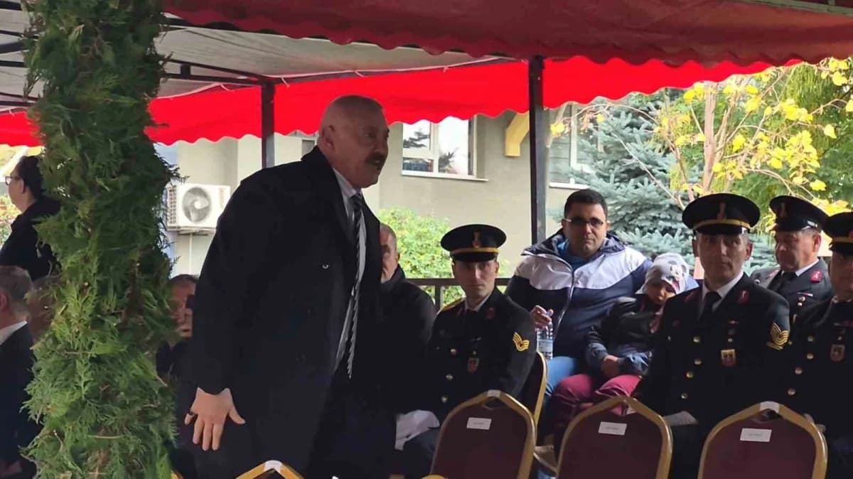 Eskişehir'de Cumhuriyet Bayramı töreninde oturma düzenine tepki gösteren şehit Jandarma Uzman Onbaşı