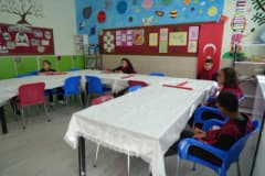 Niğde Mevlana Ortaokulu’nda açılan özel eğitim sınıfının açılış töreninden protokol üyeleri ve öğrenciler