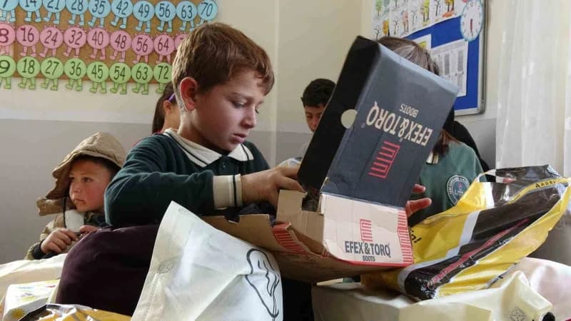 "Minik Eller Üşümesin" Sosyal Sorumluluk Projesi kapsamında öğrencilere kışlık giysi desteğinde bulunuldu.
