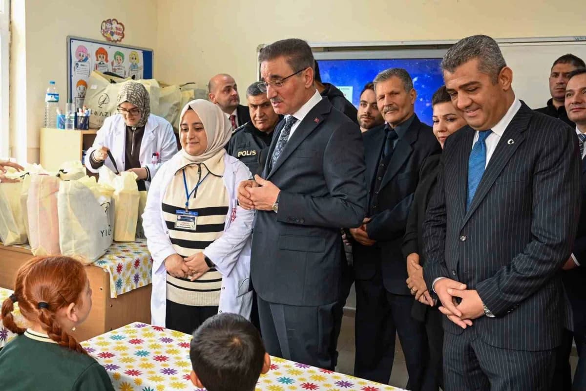 Erzurum'un Çat ilçesi Sarıkaşık köyünde, Şehit Ramazan Yıldız'ın adını taşıyan okul Kütüphanesi düzenlenen törenle açıld
