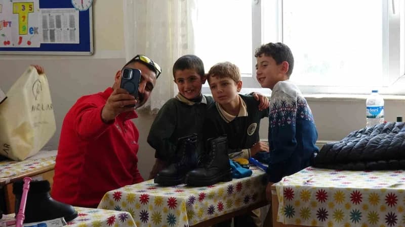 "Minik Eller Üşümesin" Sosyal Sorumluluk Projesi kapsamında öğrencilere kışlık giysi desteğinde bulunuldu.