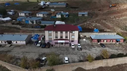 Erzurum Çat Sarıkaşık köyünde açılan Şehit Ramazan Yıldız Kütüphanesi ve öğrencilere kışlık giysi dağıtımı