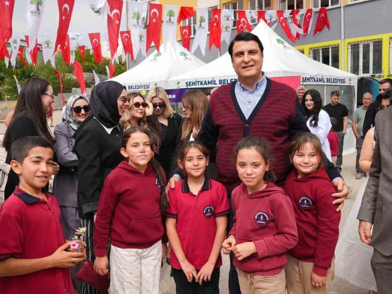Şehitkamil’de TÜBİTAK destekli Işıklı Köy Okulu Bilim Şenliği etkinliğinden öğrenciler uygulamalı bilim deneyleri yapıyo