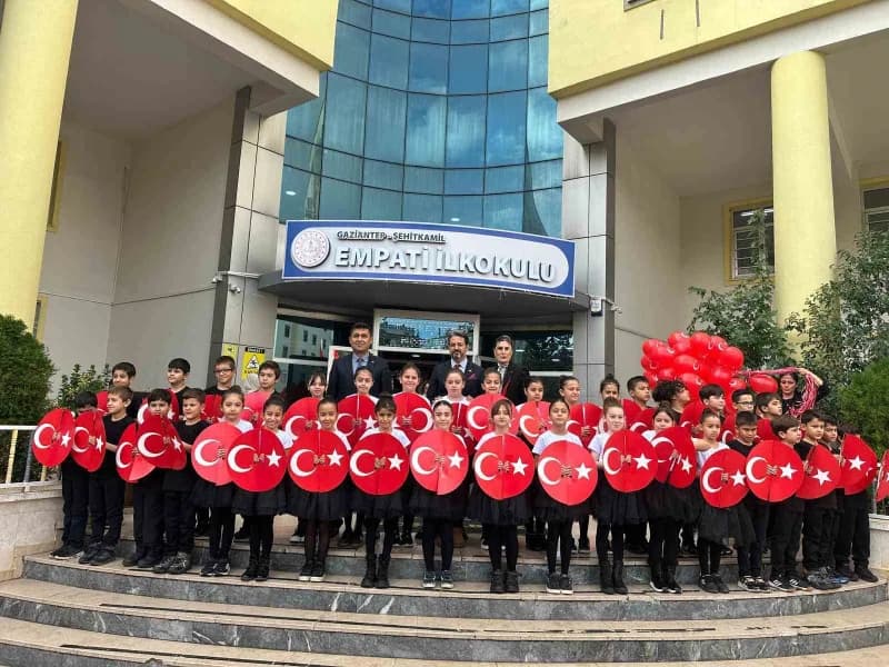 Şehitkamil Empati İlkokulu öğrencileri 29 Ekim Cumhuriyet Bayramı kutlamalarında sahnede gösteri