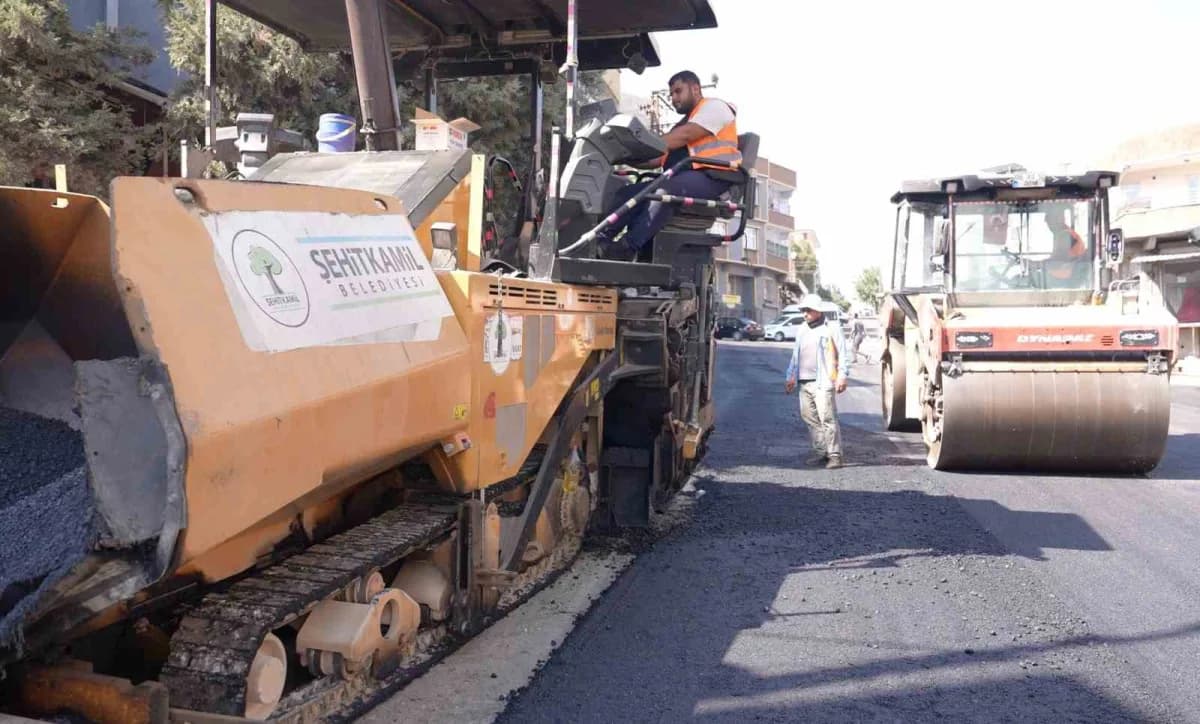 Şehitkamil Belediyesi, ilçe genelinde ulaşım konforunu artırmak ve vatandaşların kış aylarında yol kaynaklı sorun yaşama