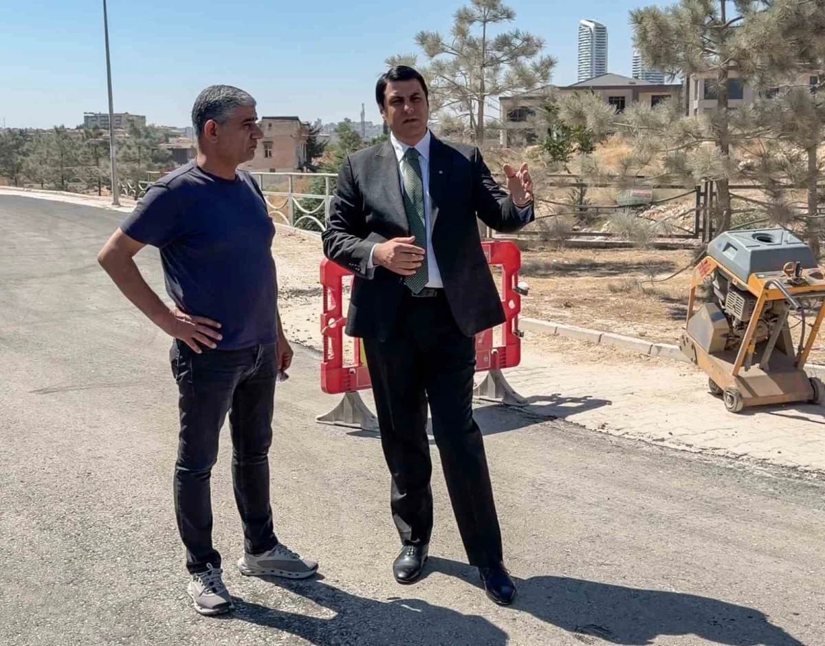 Şehitkamil’de belediye ekipleri kış öncesi yol asfaltlama ve bakım çalışmaları yapıyor