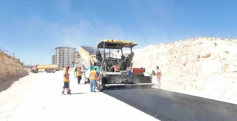 Şehitkamil Belediyesi, ilçe genelinde ulaşım konforunu artırmak ve vatandaşların kış aylarında yol kaynaklı sorun yaşama