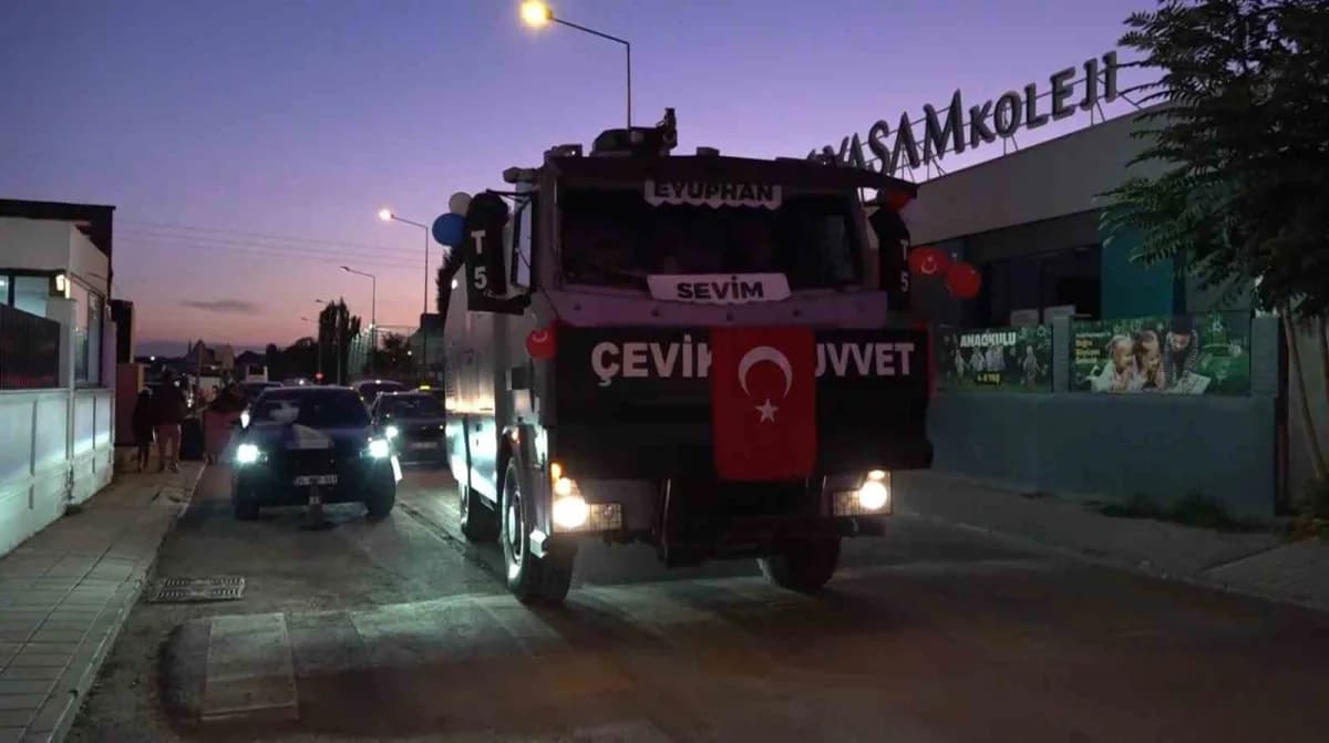 Eskişehir’de şehit polis Ali Sevim’in oğlunun sünnet düğününde babasının adı verilen TOMA sünnet aracı olarak kullanılıy