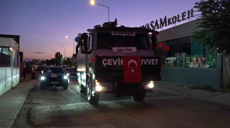 Eskişehir’de şehit polis Ali Sevim’in oğlunun sünnet düğününde babasının adı verilen TOMA sünnet aracı olarak kullanılıy