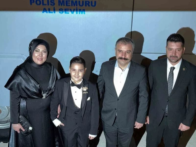 Aile ve Sosyal Hizmetler İl Müdürü Orhan Bayrak (Soldan 3'üncü) ve beraberindekiler