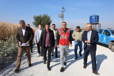Şehzadeler Belediyesi ekipleri Manisa’da ova yollarında bakım ve düzenleme çalışması yaparken