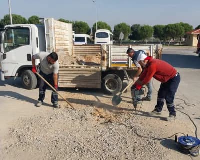 Şehzadeler Belediyesi ekipleri yol ve park bakımı yaparken görüntüleniyor