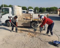 Şehzadeler Belediyesi ekipleri yol ve park bakımı yaparken görüntüleniyor