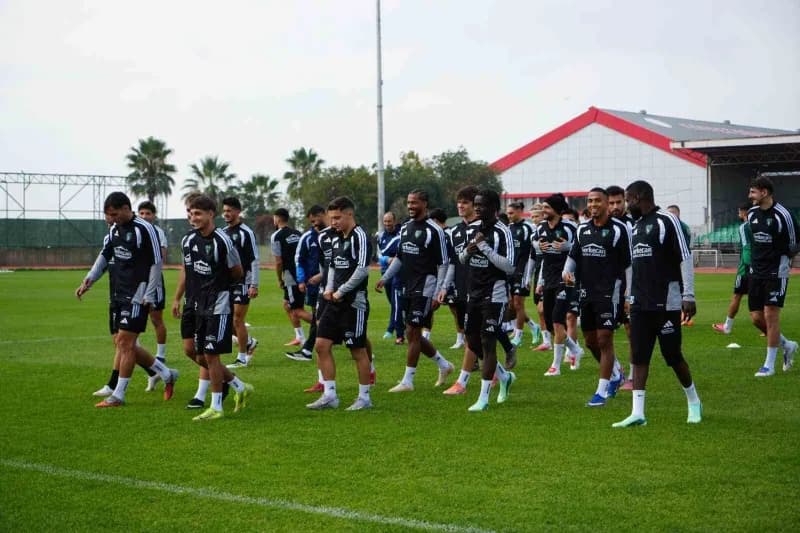 Trendyol Süper Lig’in 8. Haftasında Göztepe’yi konuk edecek Kocaelispor, hazırlıklarını Körfez Brunga Tesisleri’nde sürd