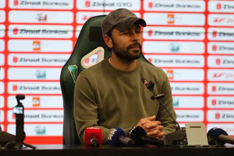 Selçuk İnan basın toplantısında Türkiye Kupası hakkında açıklama yapıyor