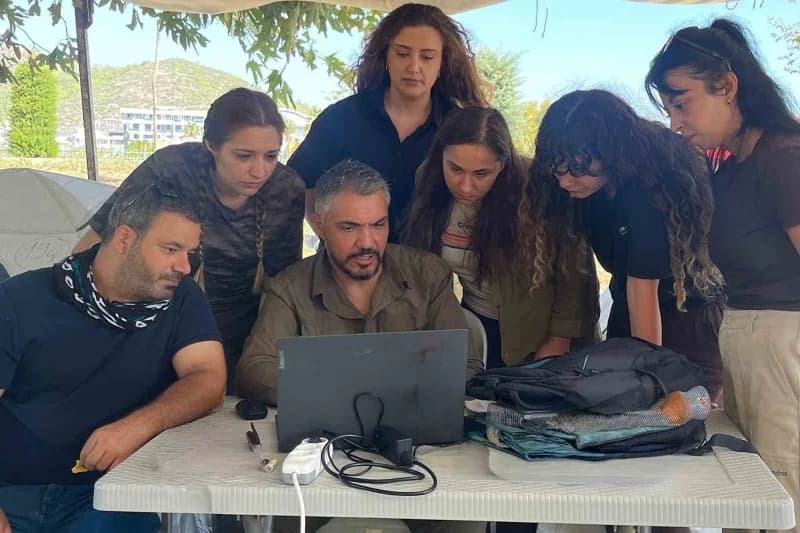 Selinus Antik Kenti arkeolojik yüzey araştırmaları sırasında ekip çalışması ve antik kalıntılar