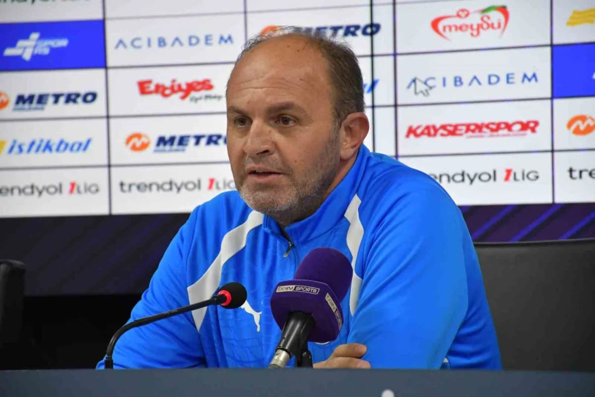 Manisa FK Teknik Sorumlusu Selman Çoşkun basın toplantısında açıklama yapıyor