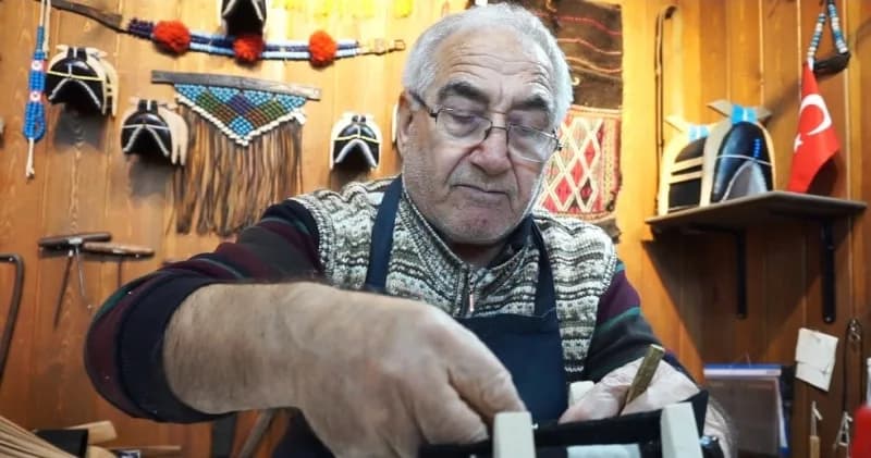 Nurettin Baysal semercilik mesleğini minyatür semerlerle yaşatmaya çalışıyor