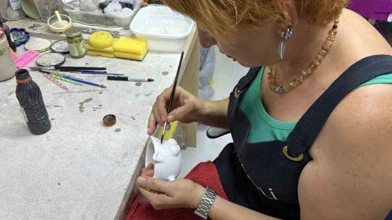 Akçakoca’da hobi olarak başladığı seramik çalışmalarını zamanla geliştiren iktisatçı Yıldız Füsun Sürücü, Yaklaşık 4 yıl