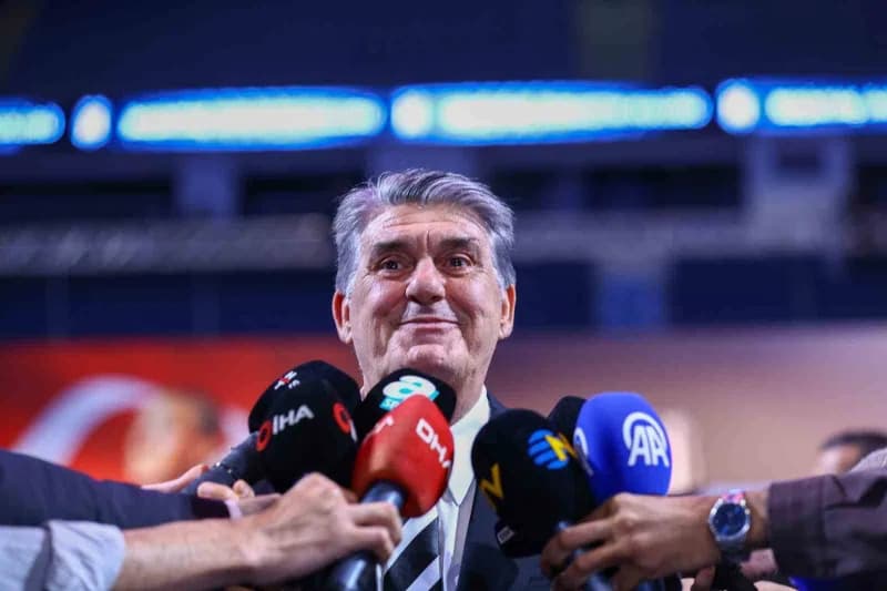 Serdal Adalı Beşiktaş başkanlığına yeniden seçildiği toplantıda konuşma yapıyor