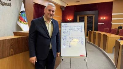 Serdivan Belediye Başkanı Osman Çelik belediye meclisinde tahtada siyasi hesap yaparken