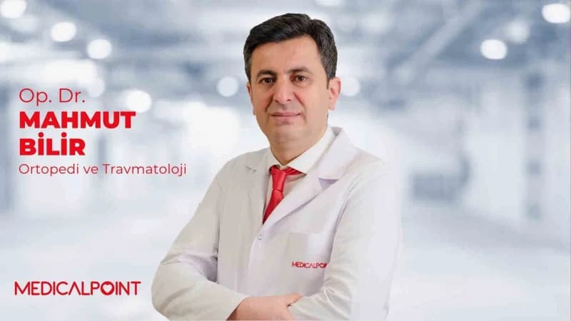 Medical Point Gaziantep Hastanesi Ortopedi Uzmanı Op. Dr. Mahmut Bilir açıklama yaparken