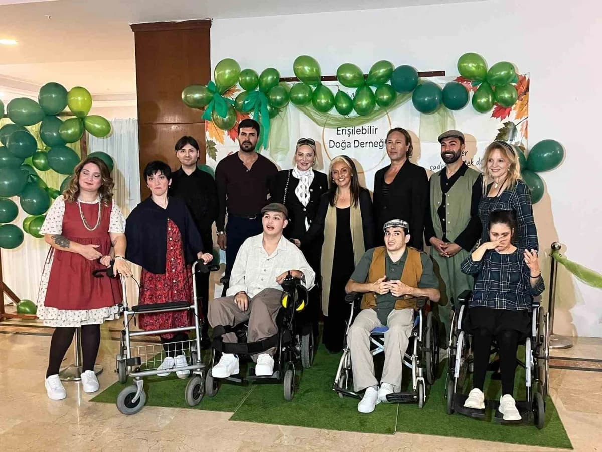 İstanbul Bostancı'da düzenlenen etkinlikte Serebral Palsili bireyler özel kıyafetlerle podyumda yürürken