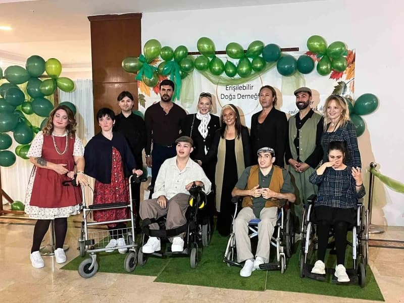 İstanbul Bostancı'da düzenlenen etkinlikte Serebral Palsili bireyler özel kıyafetlerle podyumda yürürken