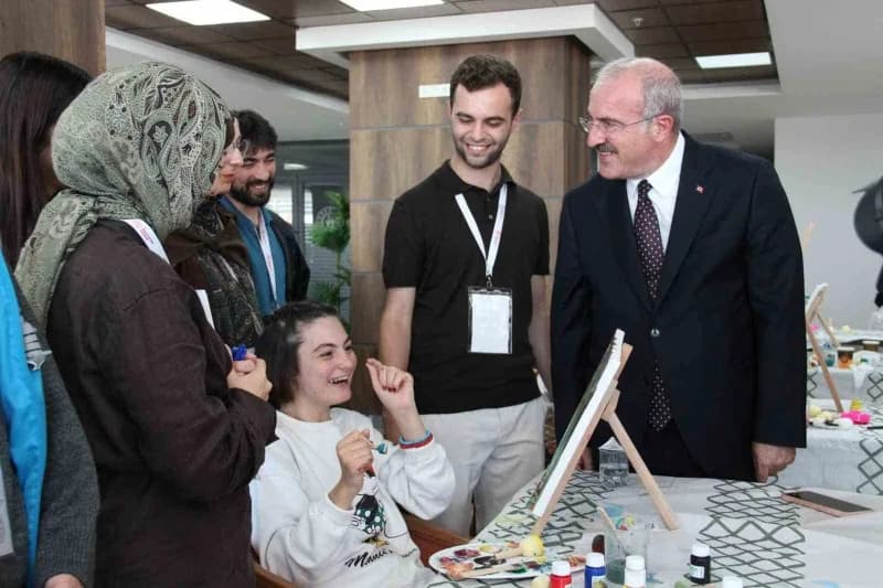 Gençlik merkezindeki sanatsal/sportif faaliyetlere katılan Özel Gençler, eğlenceli vakit geçirdi.