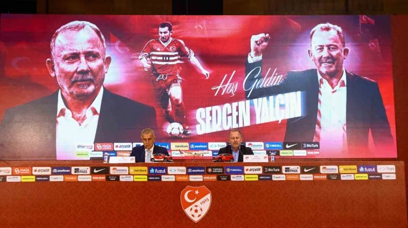 Sergen Yalçın’ın A Milli Futbol Takımı teknik direktörü olarak imza töreni görüntüsü