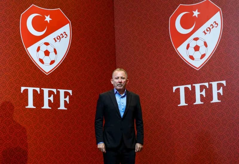 Sergen Yalçın A Milli Futbol Takımı teknik direktörlük imza töreninde konuşuyor