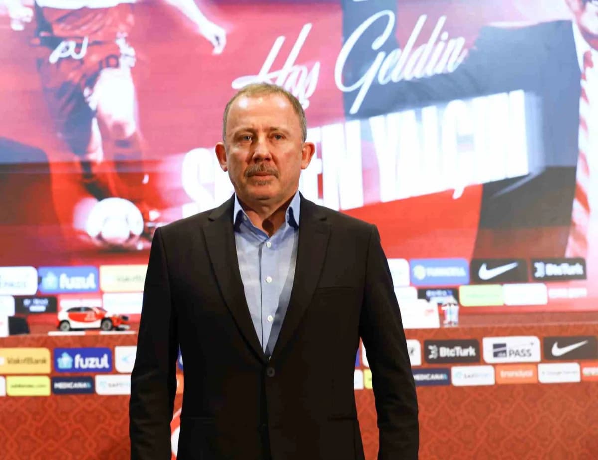 A Milli Futbol Takımı Teknik Direktörü Sergen Yalçın imza töreninin ardından soruları yanıtladı.