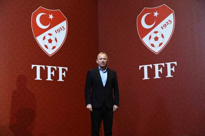 A Milli Futbol Takımı Teknik Direktörü Sergen Yalçın imza töreninin ardından soruları yanıtladı.