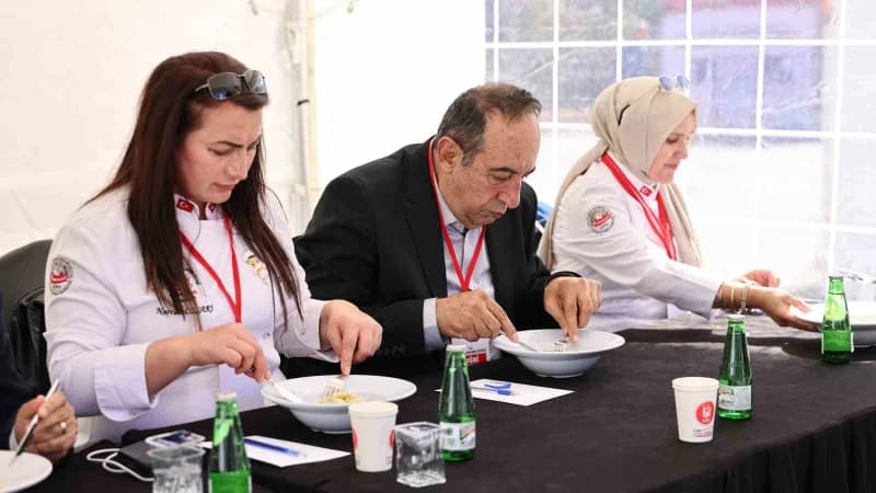 Ankara’da düzenlenen ‘3. Geleneksel Serhat İlleri Yöresel Yemek Yarışması’na’ katılan 436 aday, Kete, Hingel ve Kavut ka