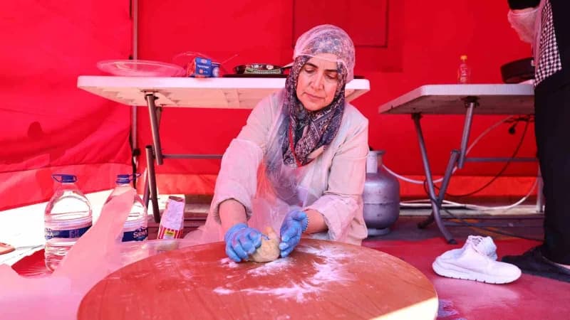 Ankara’da düzenlenen ‘3. Geleneksel Serhat İlleri Yöresel Yemek Yarışması’na’ katılan 436 aday, Kete, Hingel ve Kavut ka
