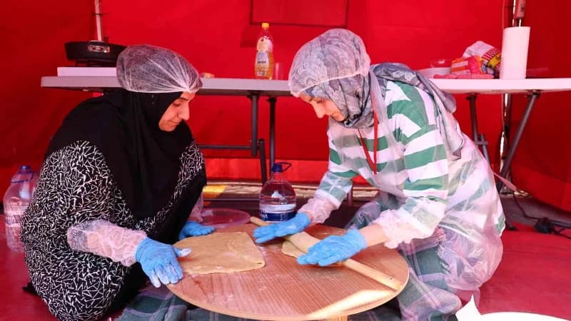Ankara’da düzenlenen ‘3. Geleneksel Serhat İlleri Yöresel Yemek Yarışması’na’ katılan 436 aday, Kete, Hingel ve Kavut ka