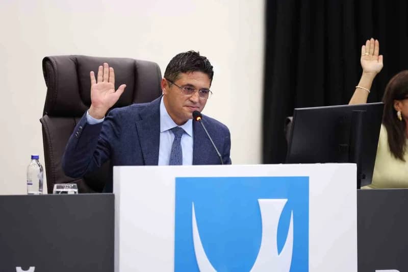 Aliağa Belediye Meclisi’nin Ekim Ayı Olağan Toplantısı’nda, İzmir Büyükşehir Belediye Başkanı Cemil Tugay’ın AK Parti’ye